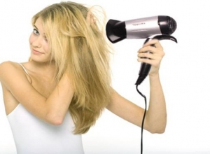 Những sai lầm của các nàng khi sấy tóc
